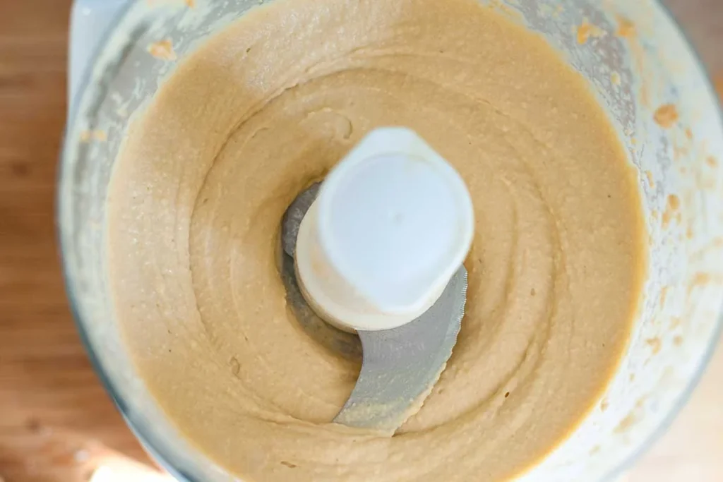 Houmous lisse dans la cuve d’un robot culinaire